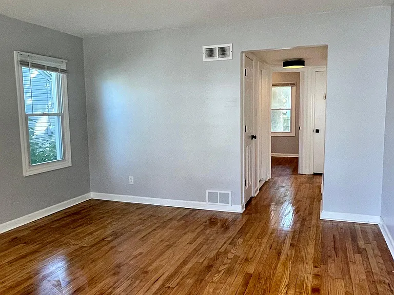 111 W Mapledale Ave — Photo 2