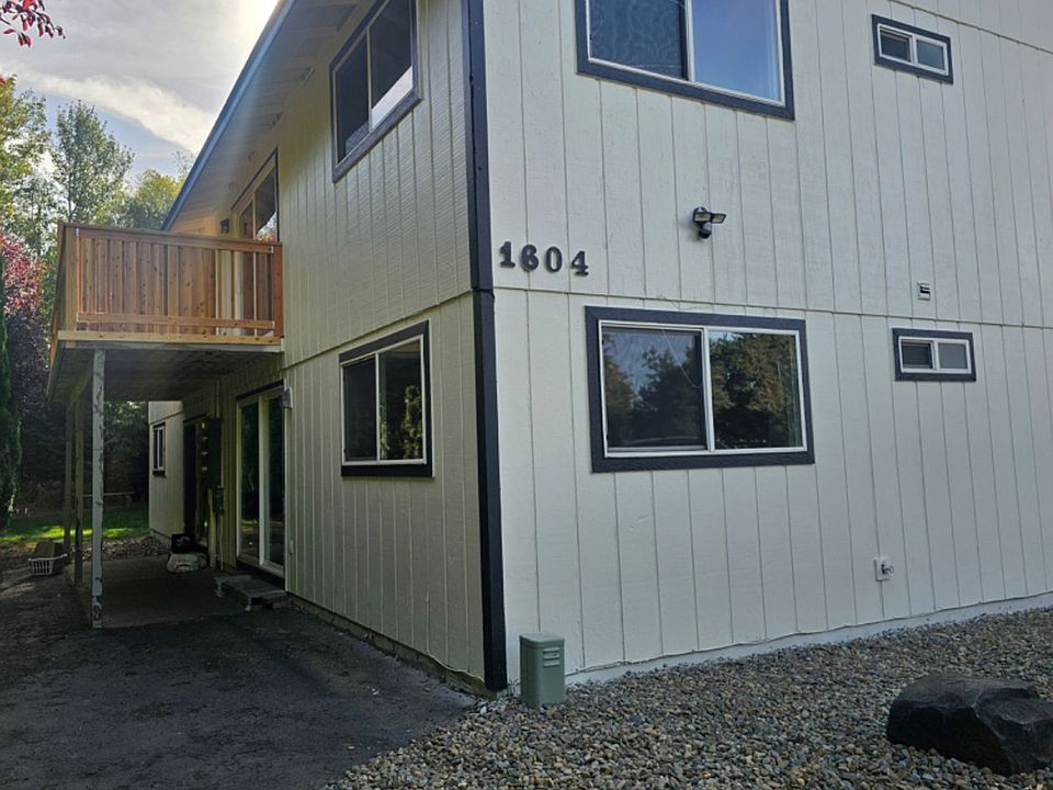 1st image of 1604 N Brook Ct APT 2