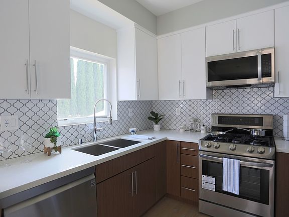 4th image of 1240 N Beachwood Dr