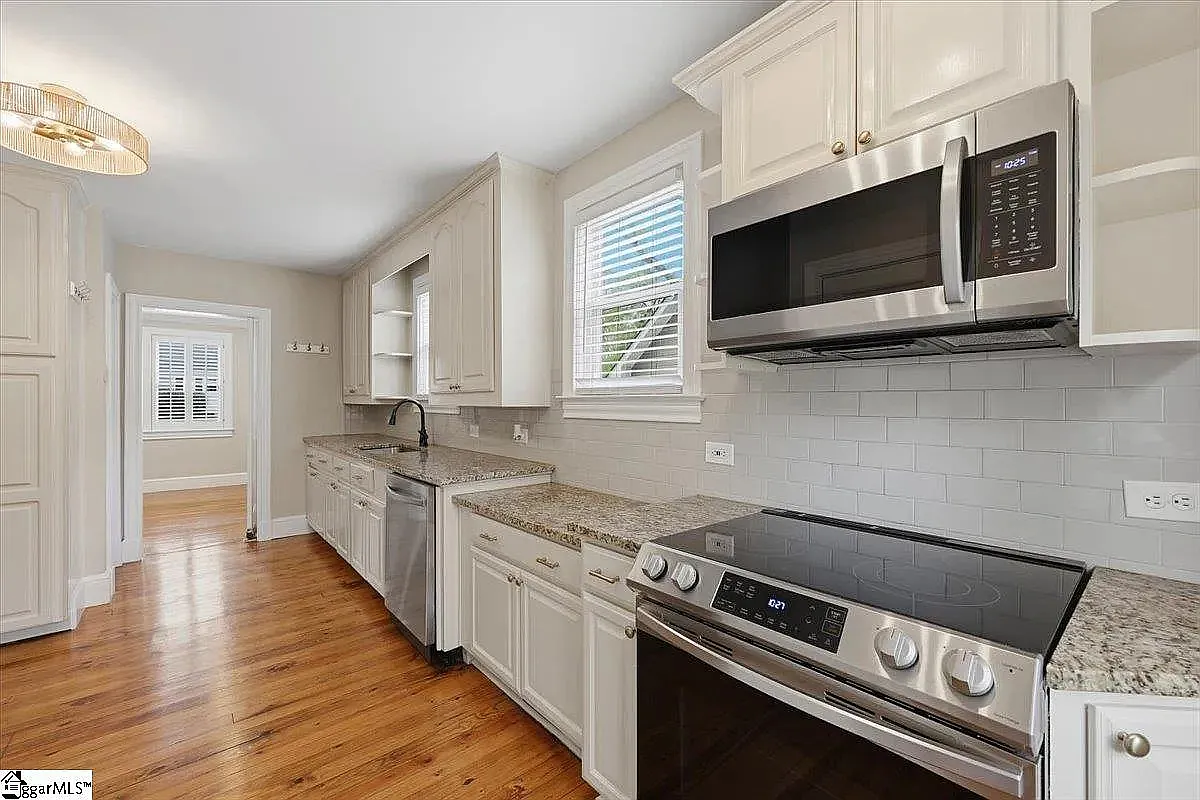 3 bed, 1588 sqft, $2,395 — Photo 2