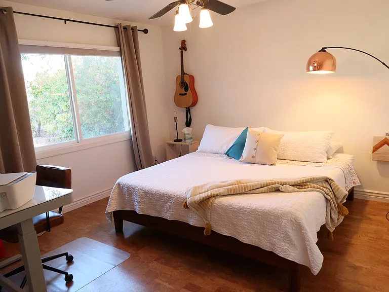 2526 E Corrine Dr — Photo 2