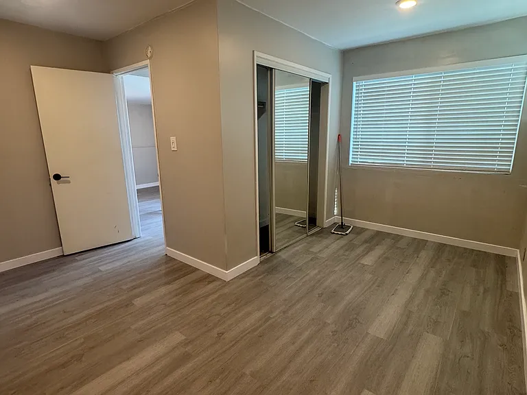 3819 Clairemont Dr — Photo 5