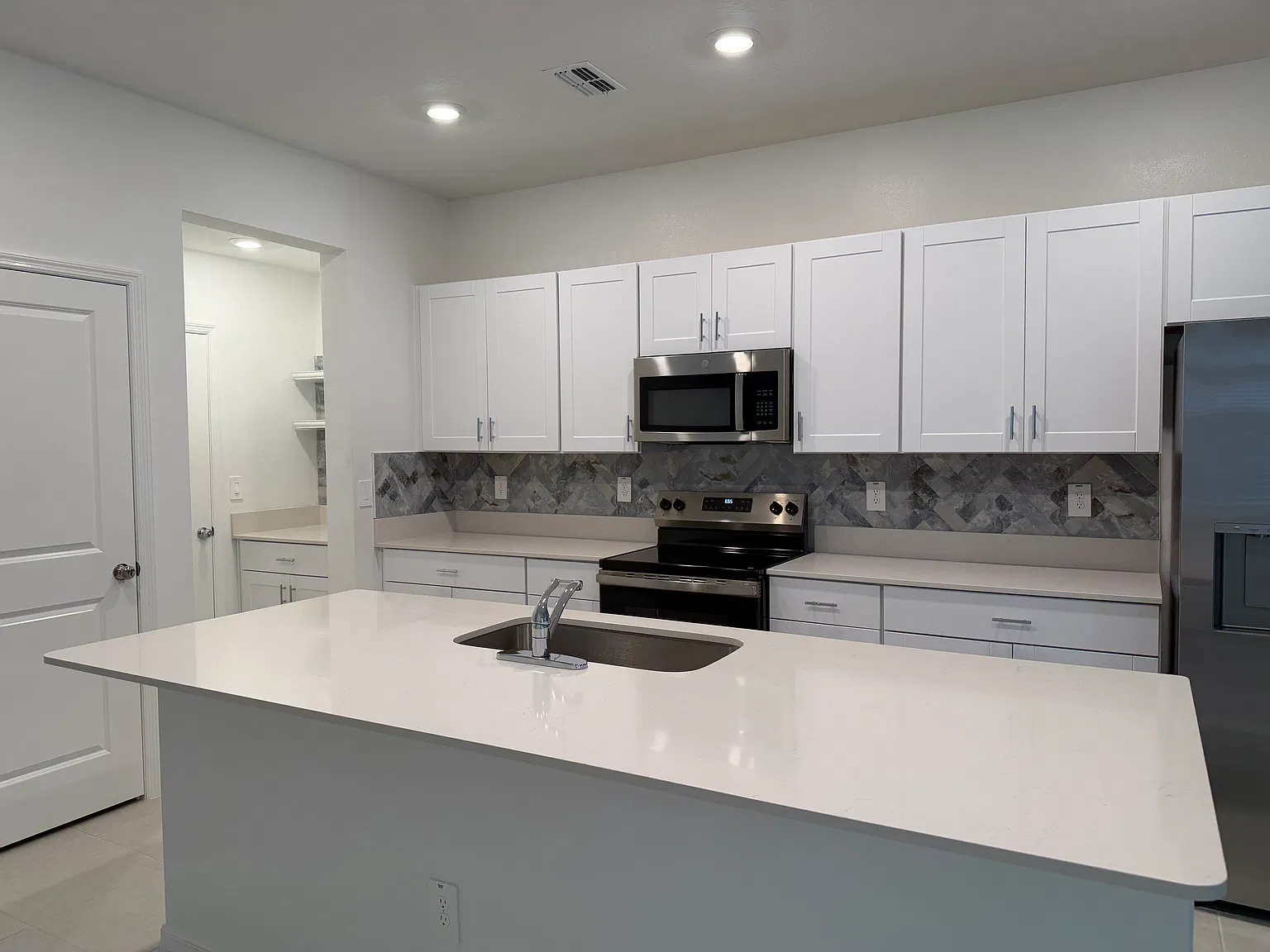 3 bed, 2.5 bath, 1807 sqft, $2,100 — Photo 3