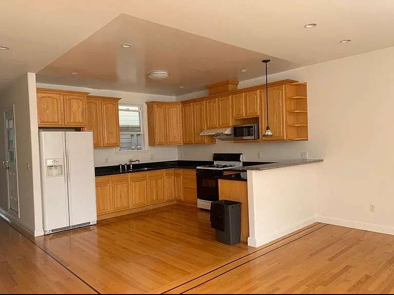 136 Burrows St — Photo 2