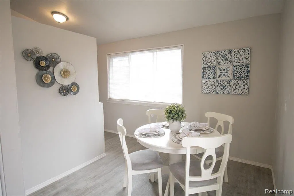 3 bed, 1040 sqft, $1,545 — Photo 2