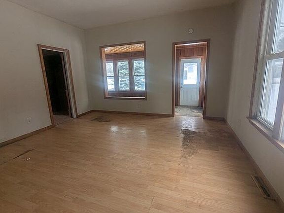 3rd image of 809 Maple St