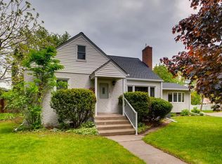 2106 Midlothian Rd, Roseville, MN 55113