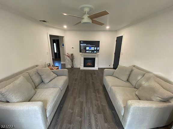 3rd image of 30 Stratfordshire Dr