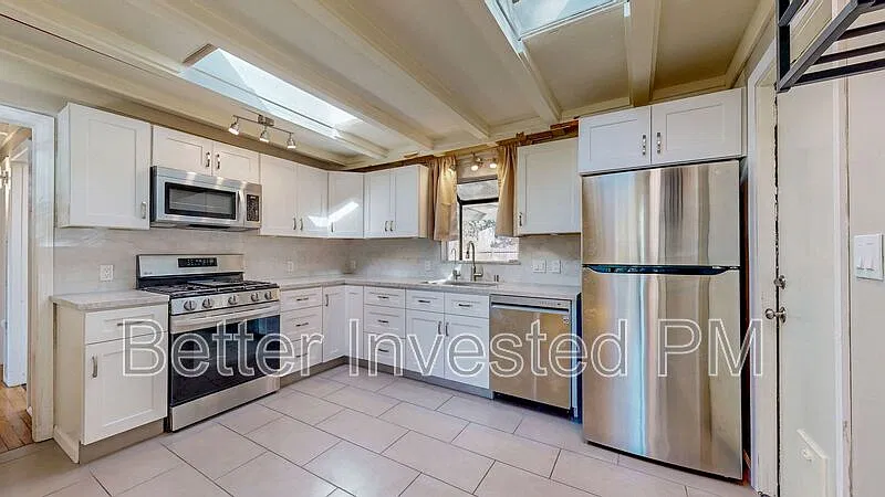2 bed, 1.0 bath, 824 sqft, $2,950 — Photo 3