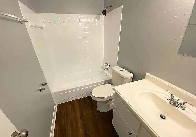 2 bed, 1.0 bath, 875 sqft, $700 — Photo 2