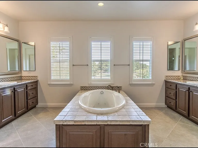 47 Santa Barbara Dr — Photo 22