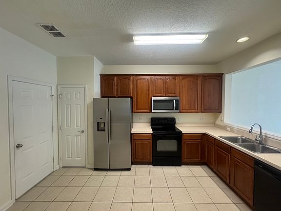 4th image of 2420 Stockton Dr