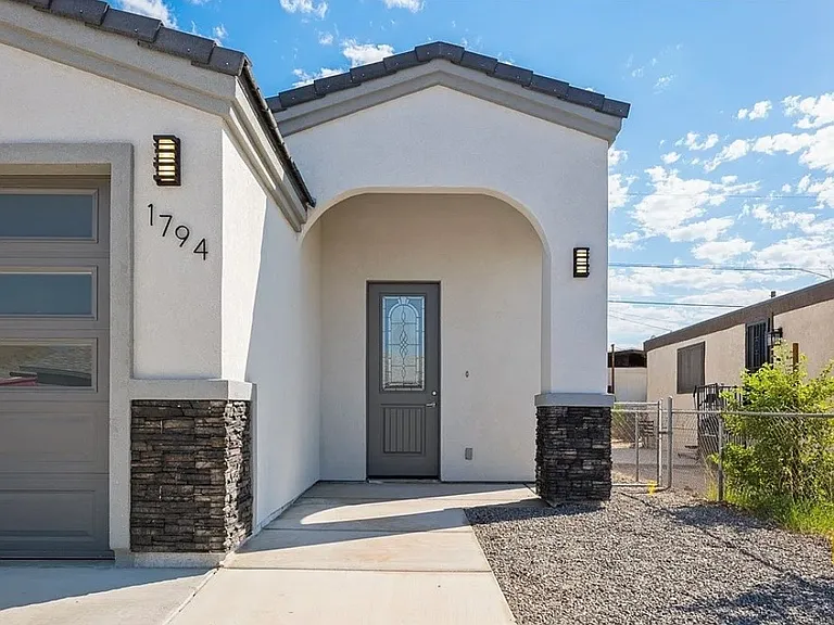1794 Artesia Dr — Photo 2