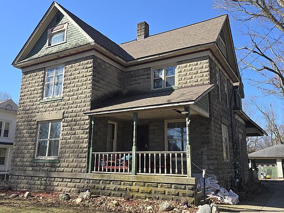 2nd image of 622 Maple St