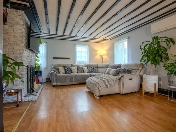 584 Dennison Dr, Southbridge, MA 01550