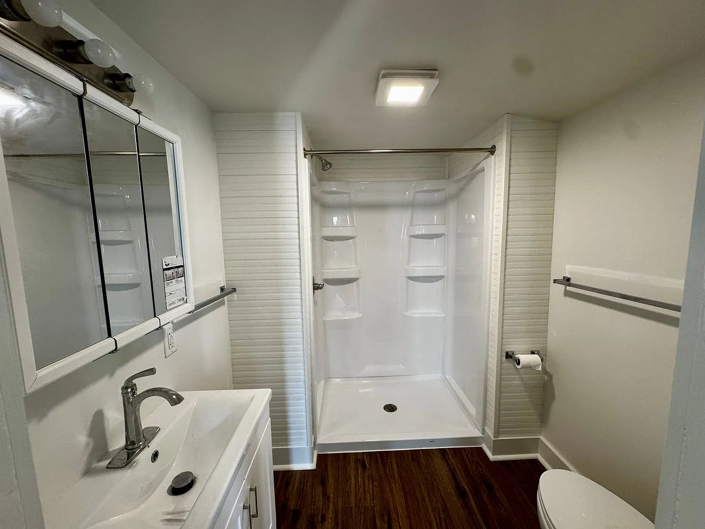 8 Bedroom, 2 Bathroom Home with 3-Car Garage Fully Updated! — Photo 3