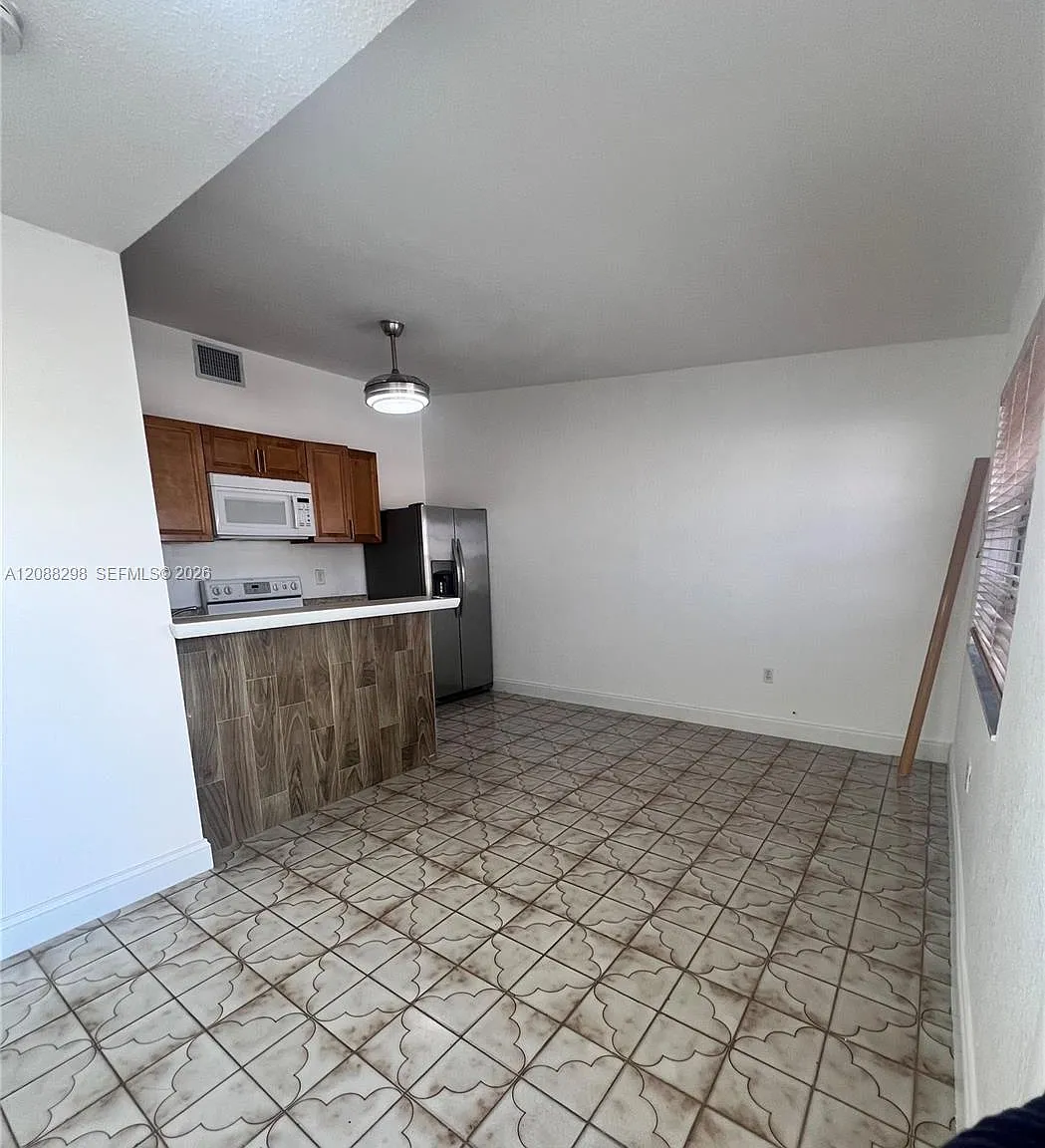 1615 SW 137th Pl — Photo 4