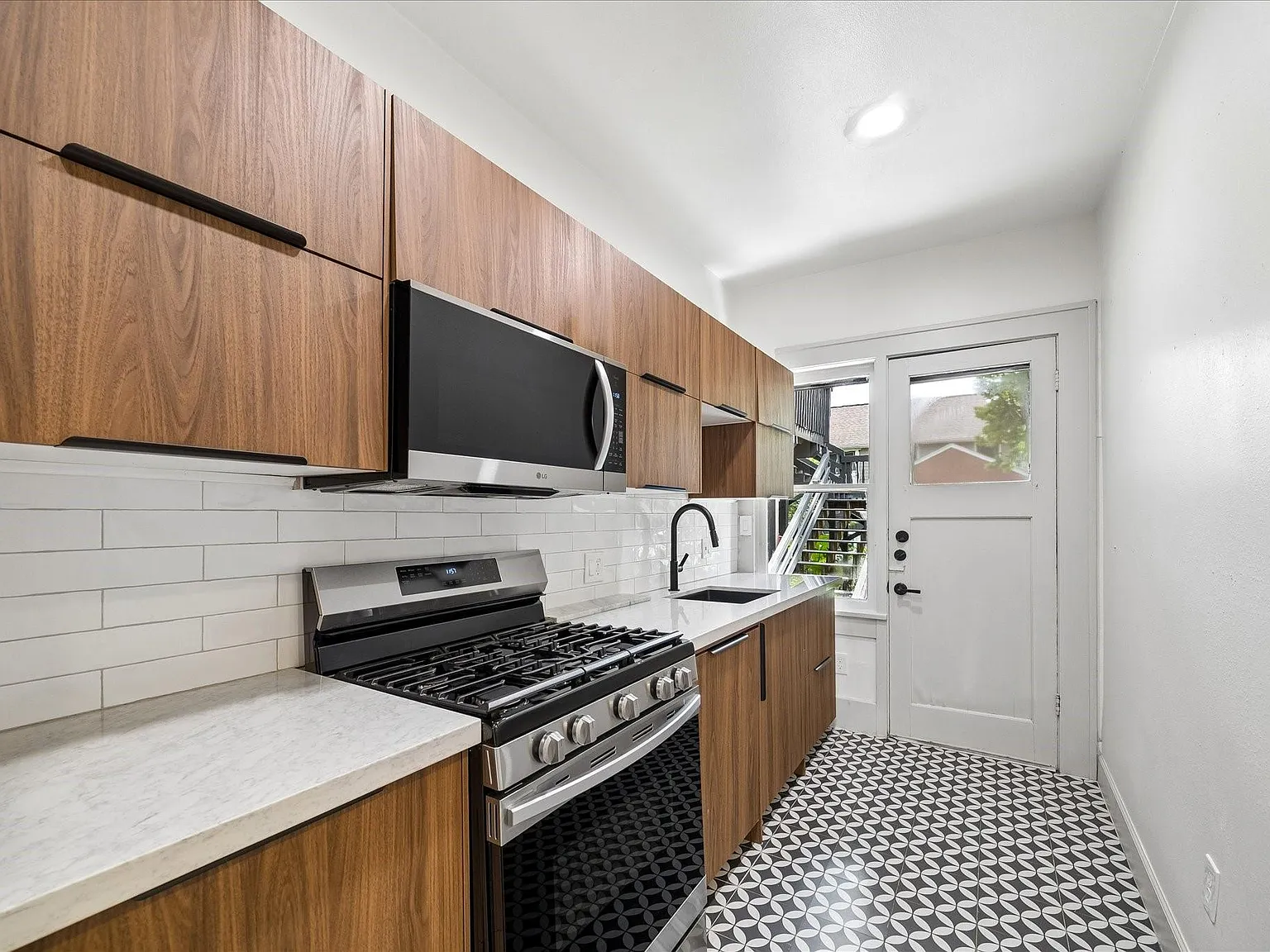 1 bed, 1.0 bath, 480 sqft, $1,590 — Photo 2