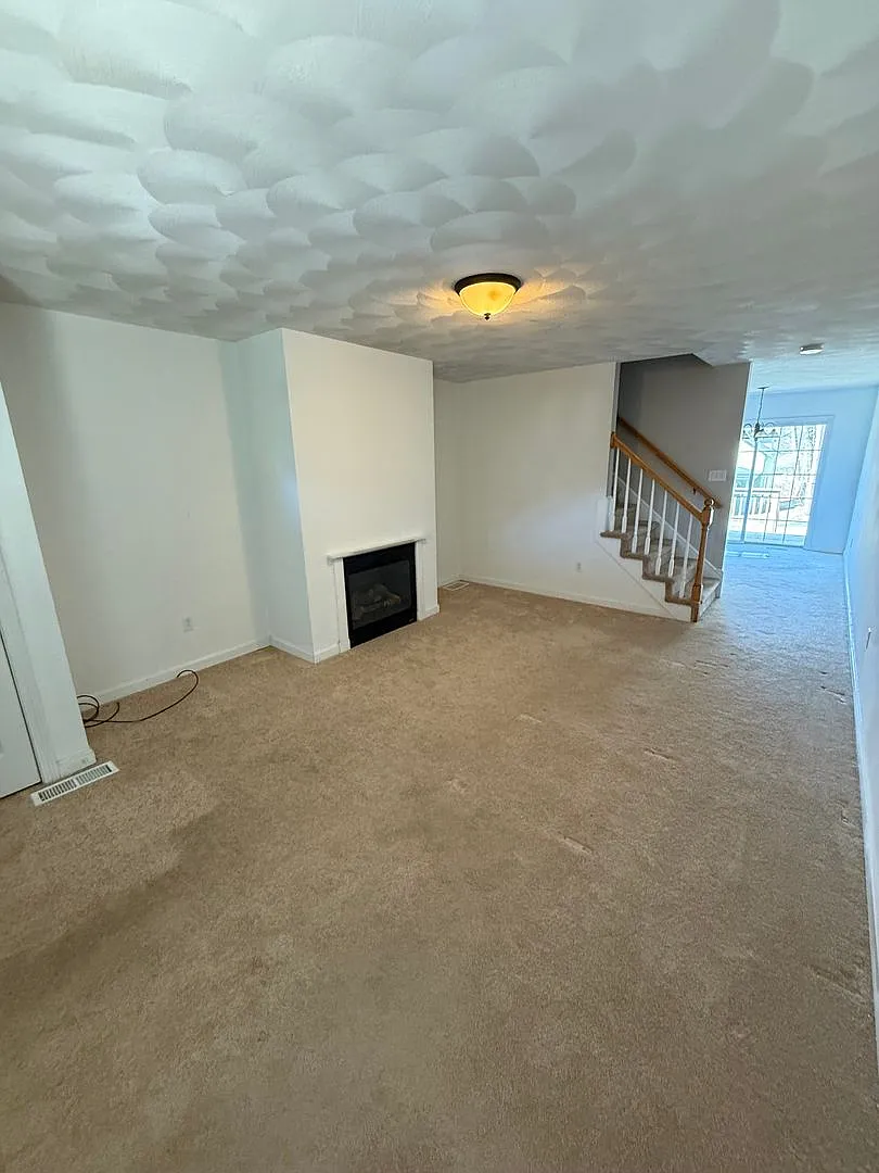 spacious three-bedroom townhouse! — Photo 3