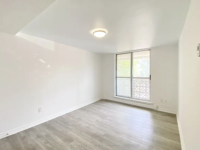 7555 Goreway Dr #5 — Photo 8