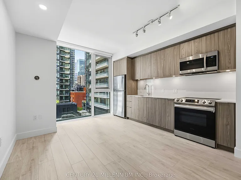 357 King St W #905 — Photo 2
