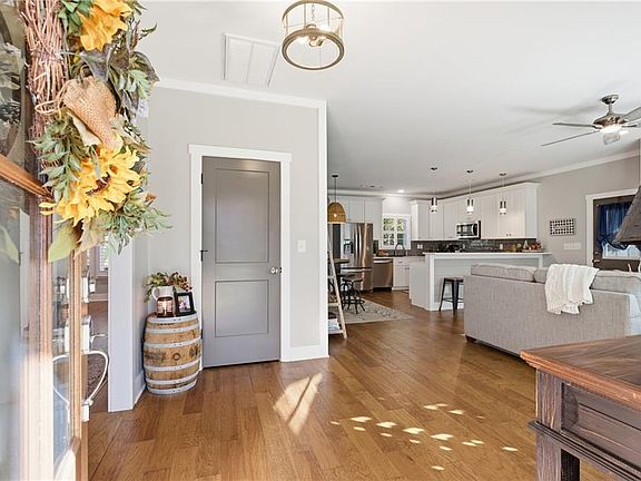 4th image of 111 Smith Ct