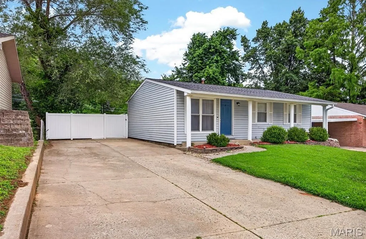 921 Gustane Dr — Photo 2