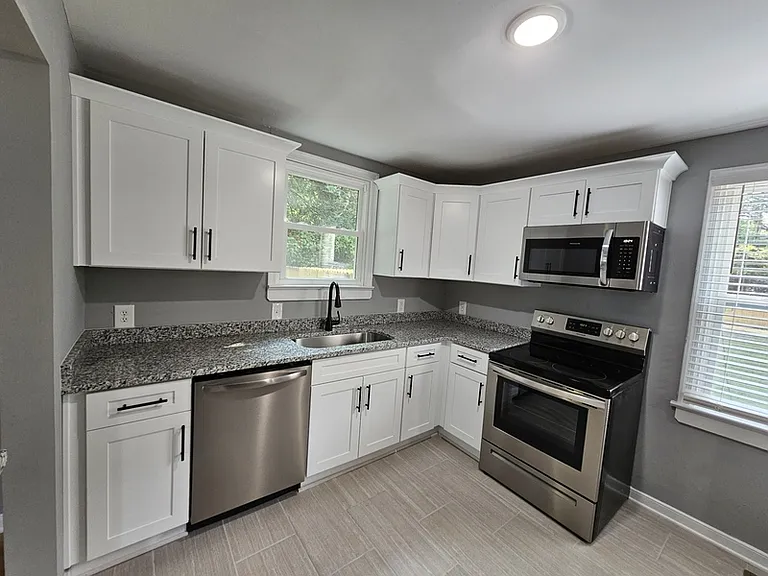 3907 E Chatham Dr — Photo 9