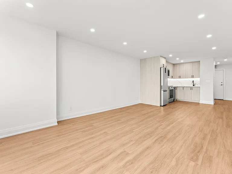 44 Charles St W — Photo 25
