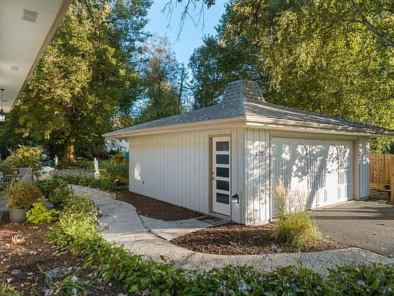 5th image of 3240 Montlake Dr