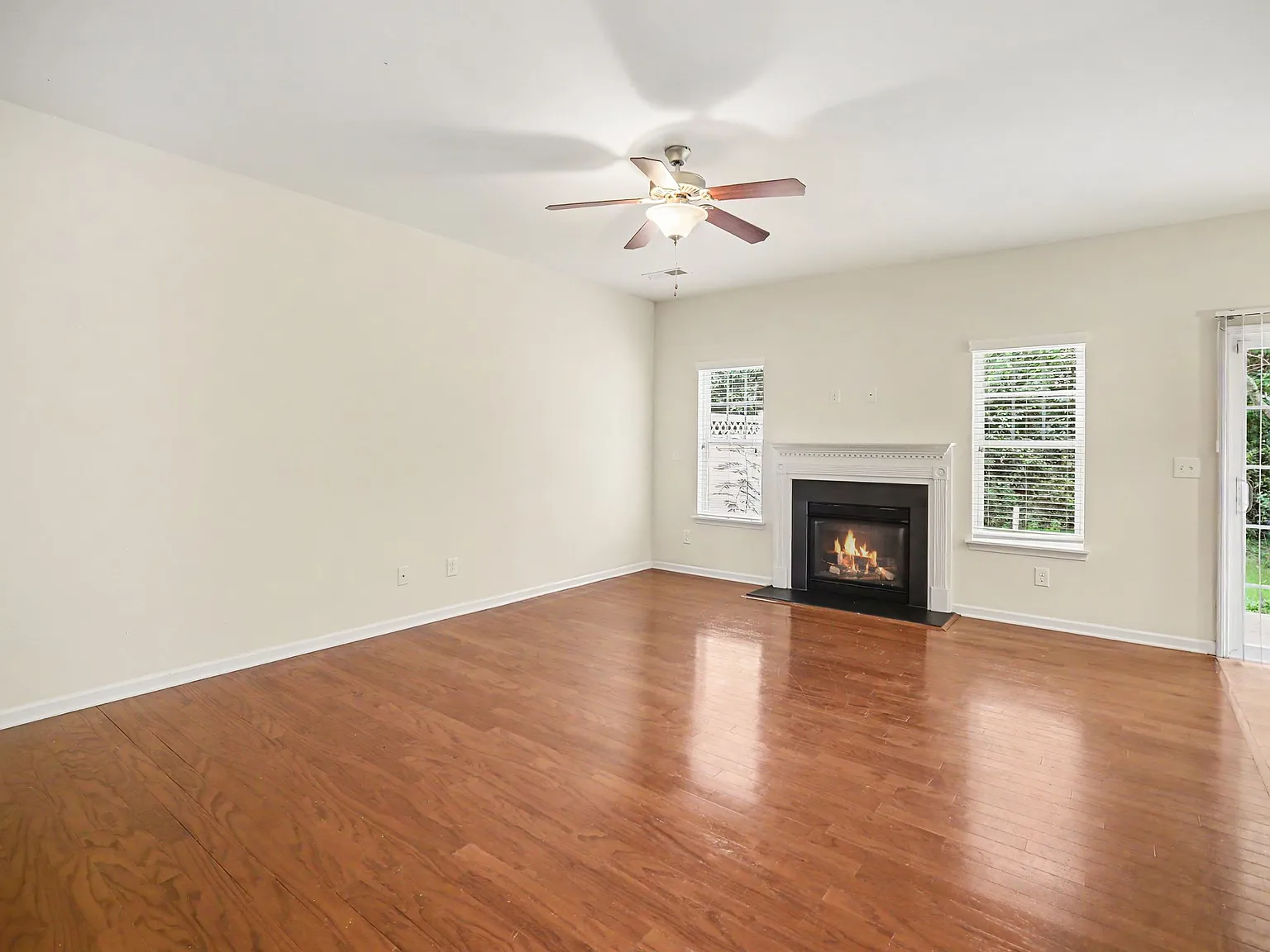 4 bed, 2.5 bath, 1634 sqft, $2,095 — Photo 3
