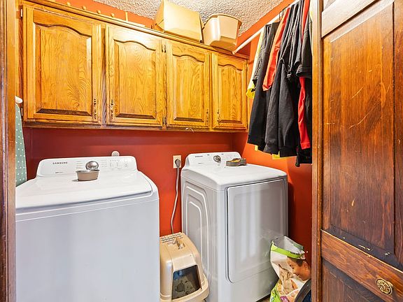 3rd image of 2704 Parkwood Dr