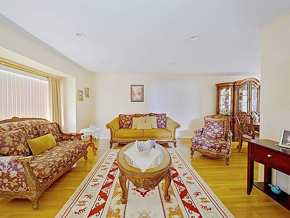 5th image of 9 Kent Ln