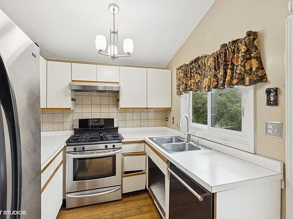 3rd image of 215 Cascade Dr