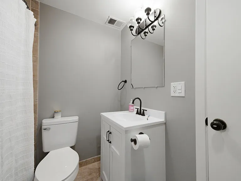 2728 N Wilton Ave — Photo 7