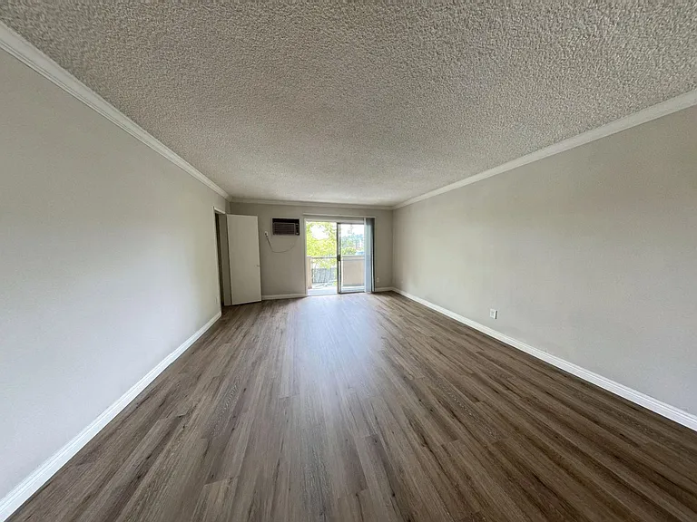 HYW - Hayworth Apts. — Photo 12