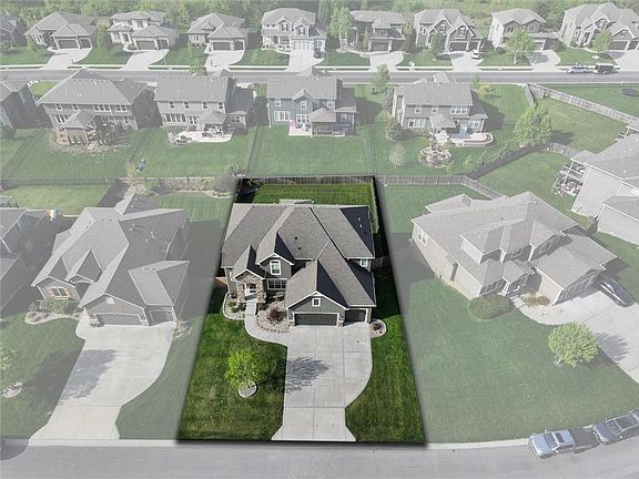 4th image of 1521 SW Cross Creek Dr