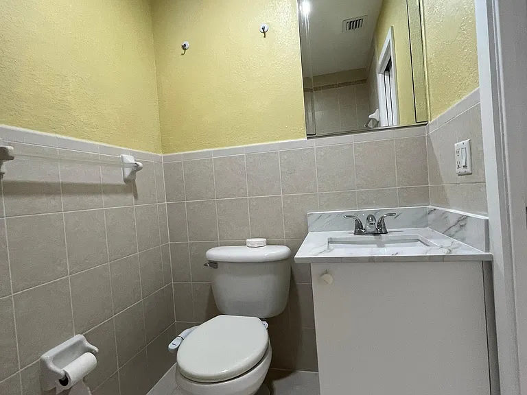 Master bedroom bathroom (photo 1)(picture 1)