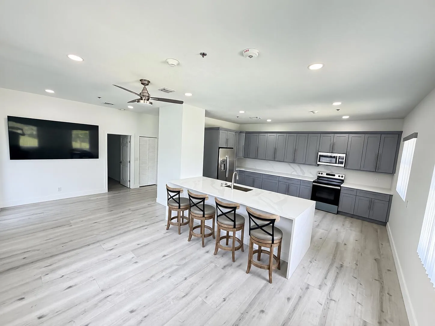 5 bed, 4.0 bath, 2800 sqft, $8,300 — Photo 2
