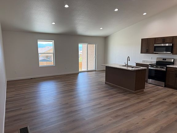 2nd image of 290-292 W Palomar Bay