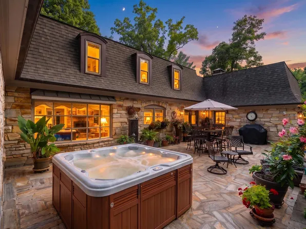 890 Blue Ridge Dr, Staunton, VA 24401