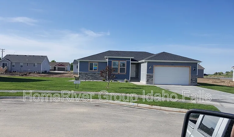 3131 Capri Dr — Photo 1