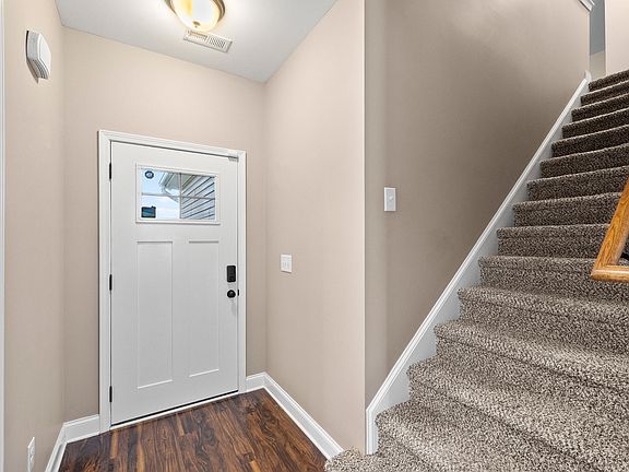 5th image of 319 Fairfax Dr