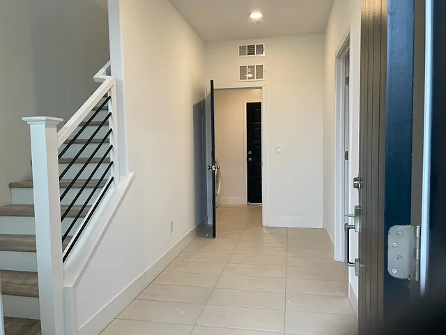 3 bed, 1383 sqft, $2,095 — Photo 3