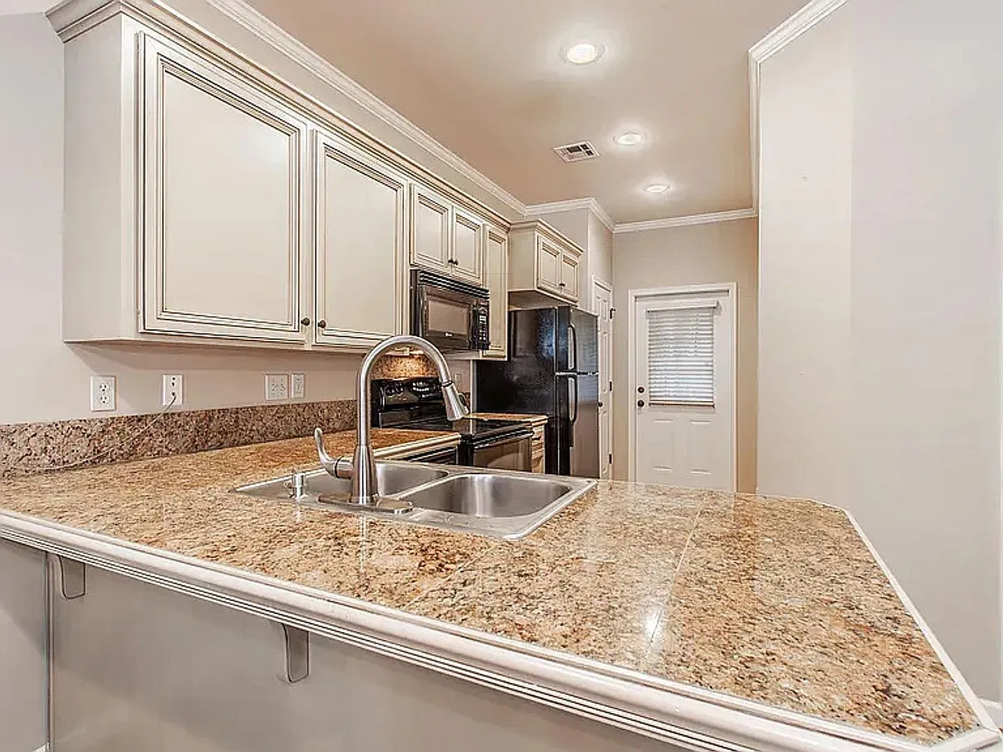 Spacious 3BR/2BA Single-Family Home in Desirable 70503 — Photo 3