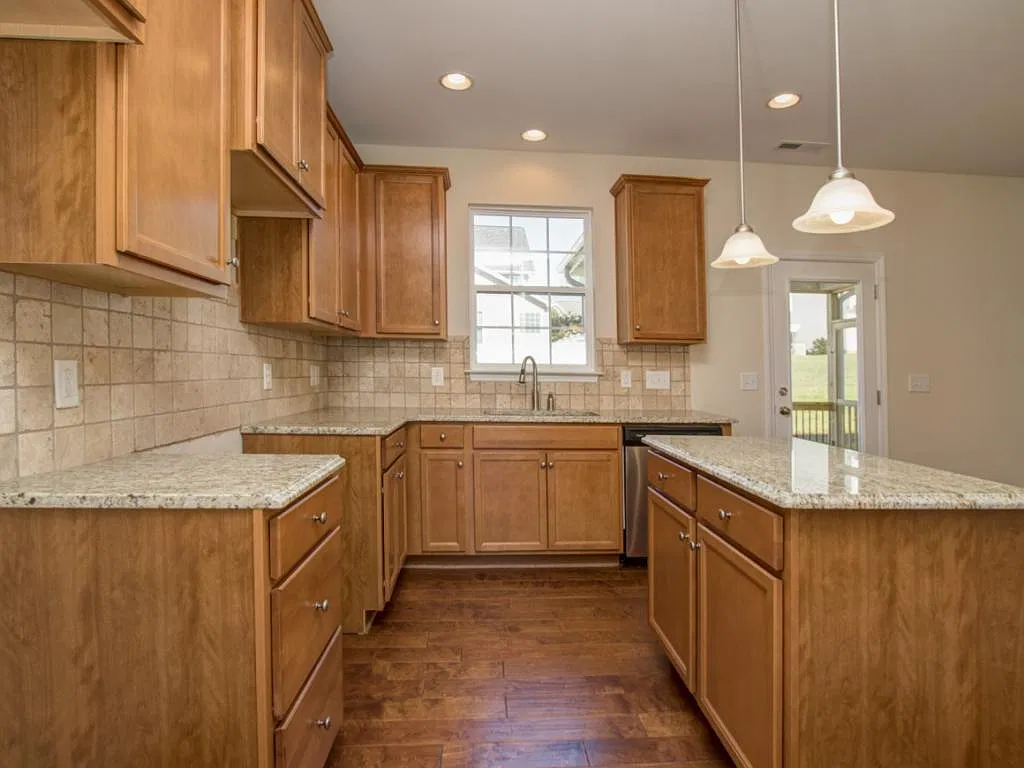 4 bed, 2.5 bath, 2011 sqft, $2,400 — Photo 3