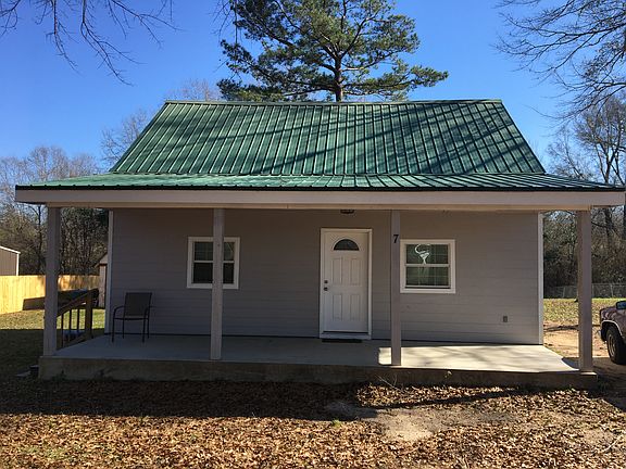 2nd image of 7 Windward Ln