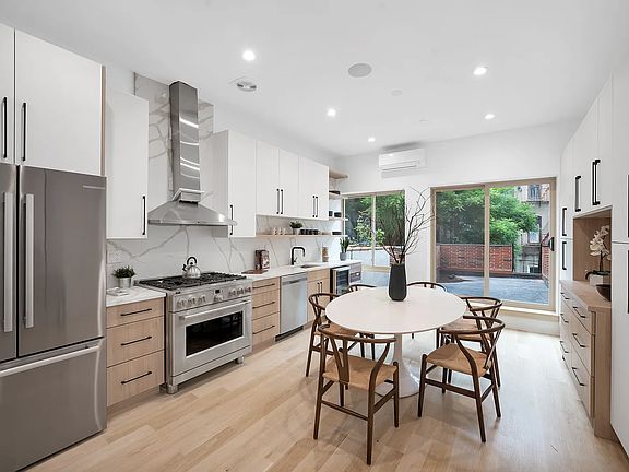 4th image of 121 W 136th St