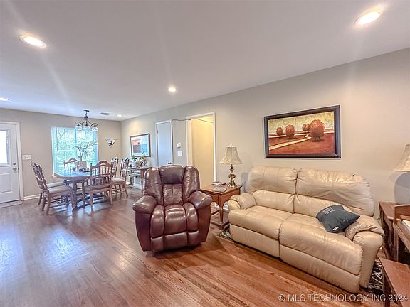 5th image of 527 S 78th East Ave