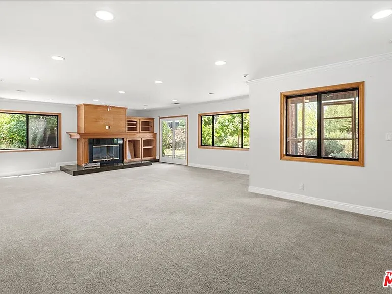 22954 Collins St — Photo 9
